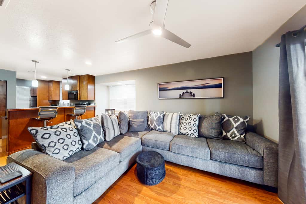 Bold 2BR Condo - MOUNTAIN VIEWS - Pool & Hot Tub