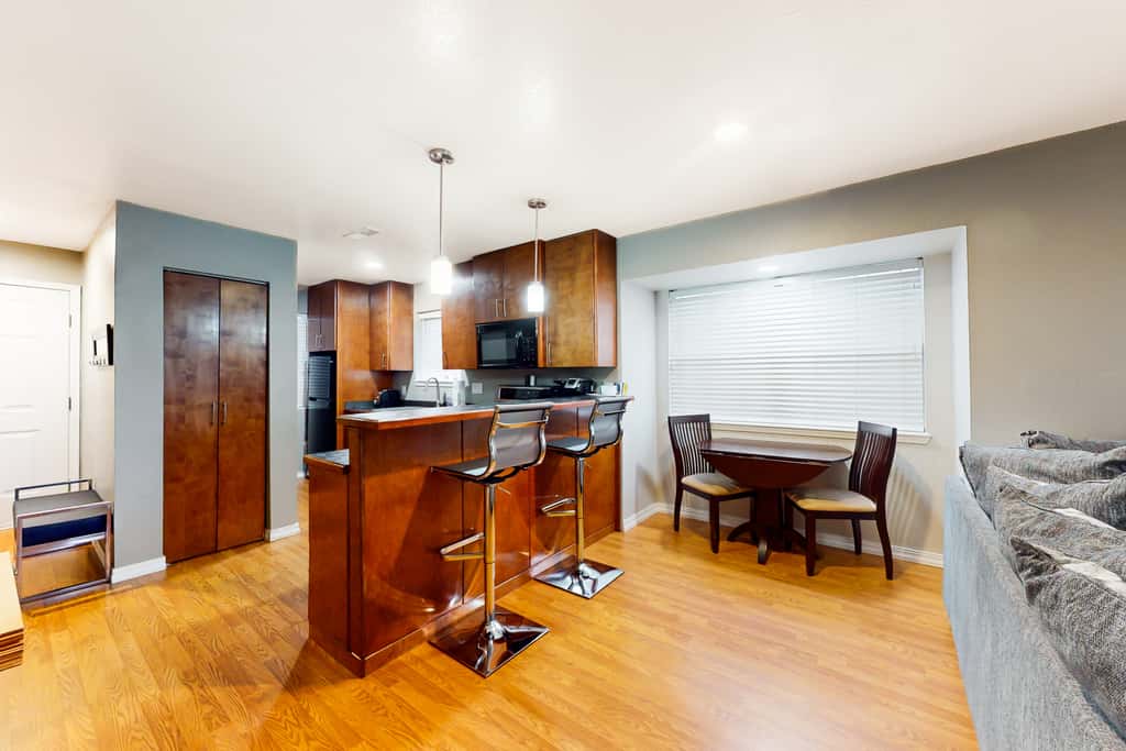 Bold 2BR Condo - MOUNTAIN VIEWS - Pool & Hot Tub