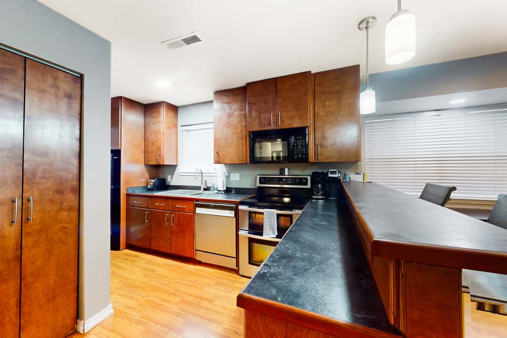 Bold 2BR Condo - MOUNTAIN VIEWS - Pool & Hot Tub