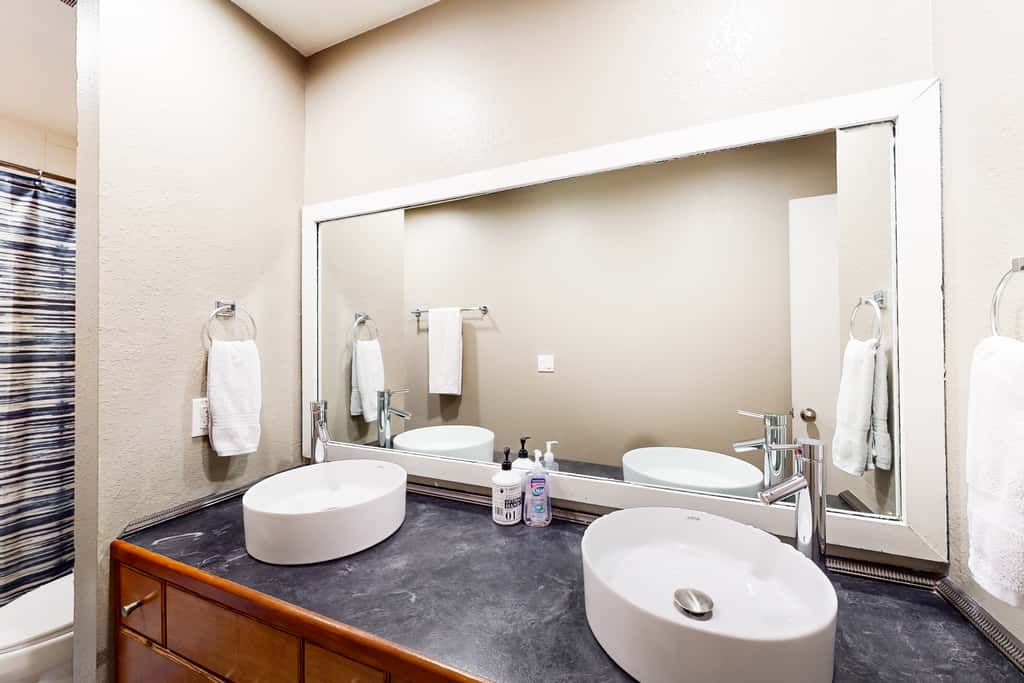 Bold 2BR Condo - MOUNTAIN VIEWS - Pool & Hot Tub