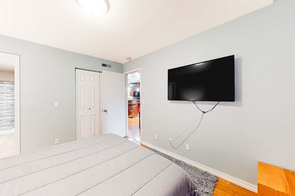 Bold 2BR Condo - MOUNTAIN VIEWS - Pool & Hot Tub