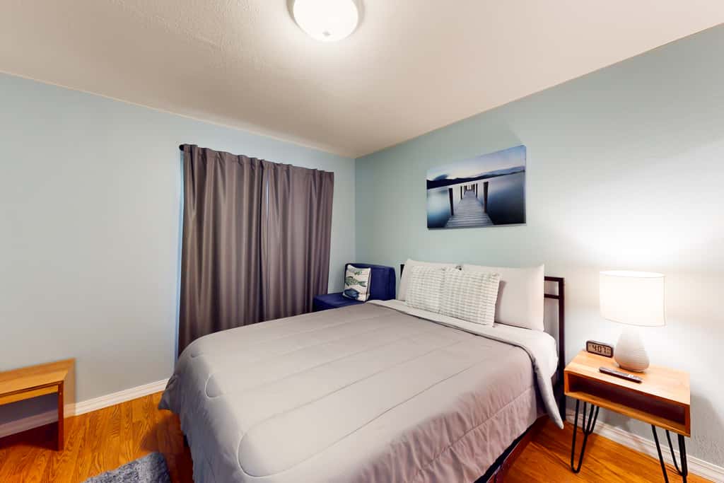 Bold 2BR Condo - MOUNTAIN VIEWS - Pool & Hot Tub