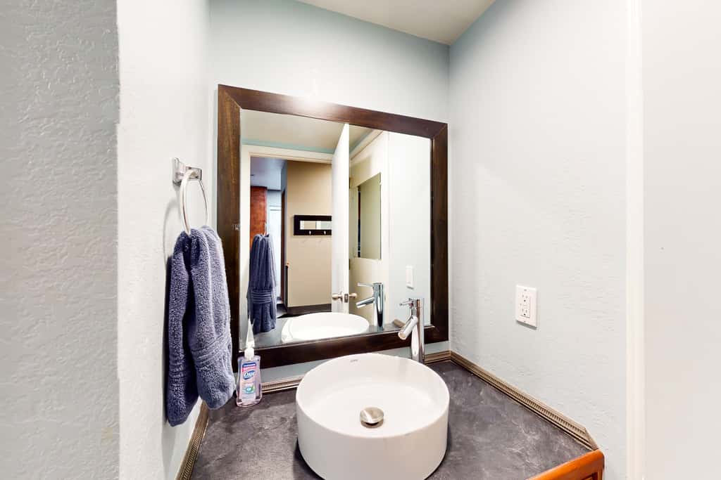 Bold 2BR Condo - MOUNTAIN VIEWS - Pool & Hot Tub