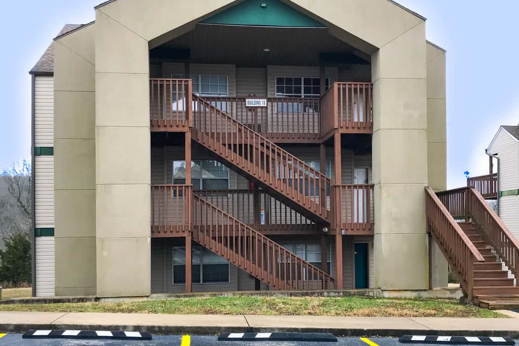 Bold 2BR Condo - MOUNTAIN VIEWS - Pool & Hot Tub