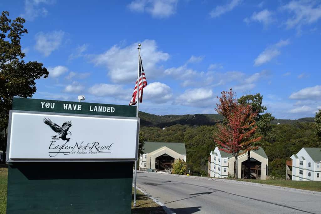 Bold 2BR Condo - MOUNTAIN VIEWS - Pool & Hot Tub