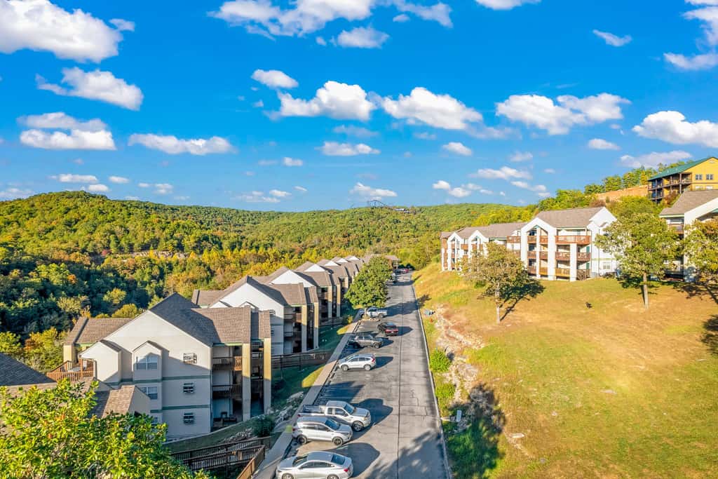 Bold 2BR Condo - MOUNTAIN VIEWS - Pool & Hot Tub