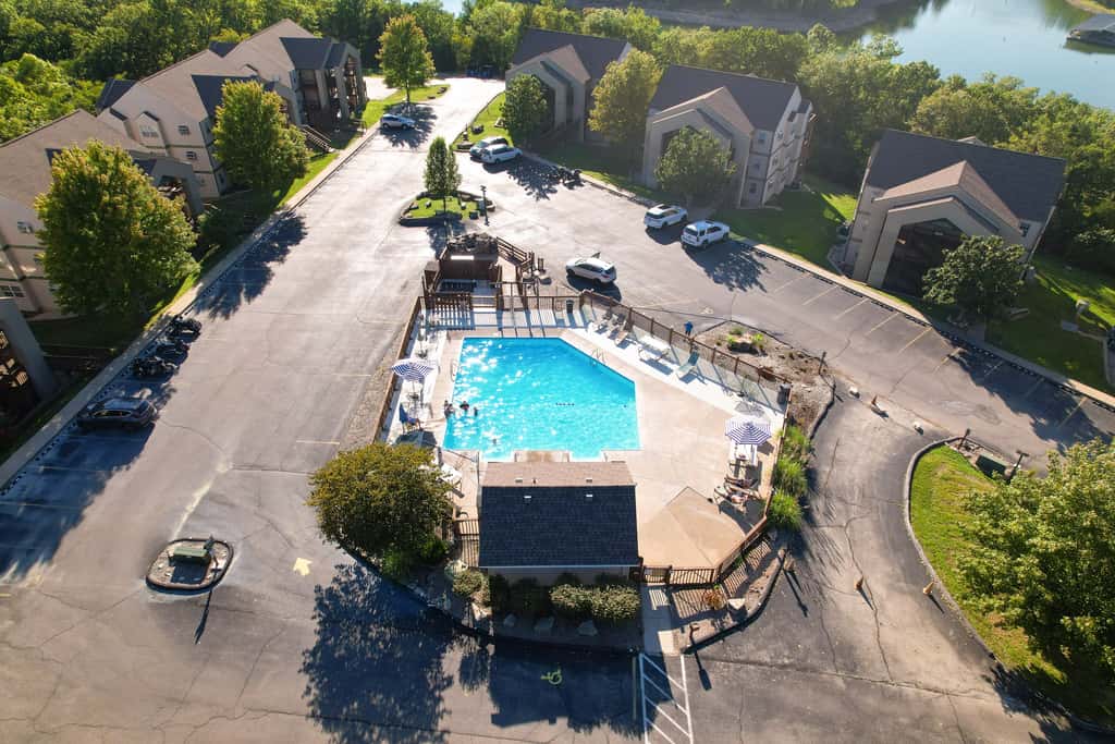 Bold 2BR Condo - MOUNTAIN VIEWS - Pool & Hot Tub