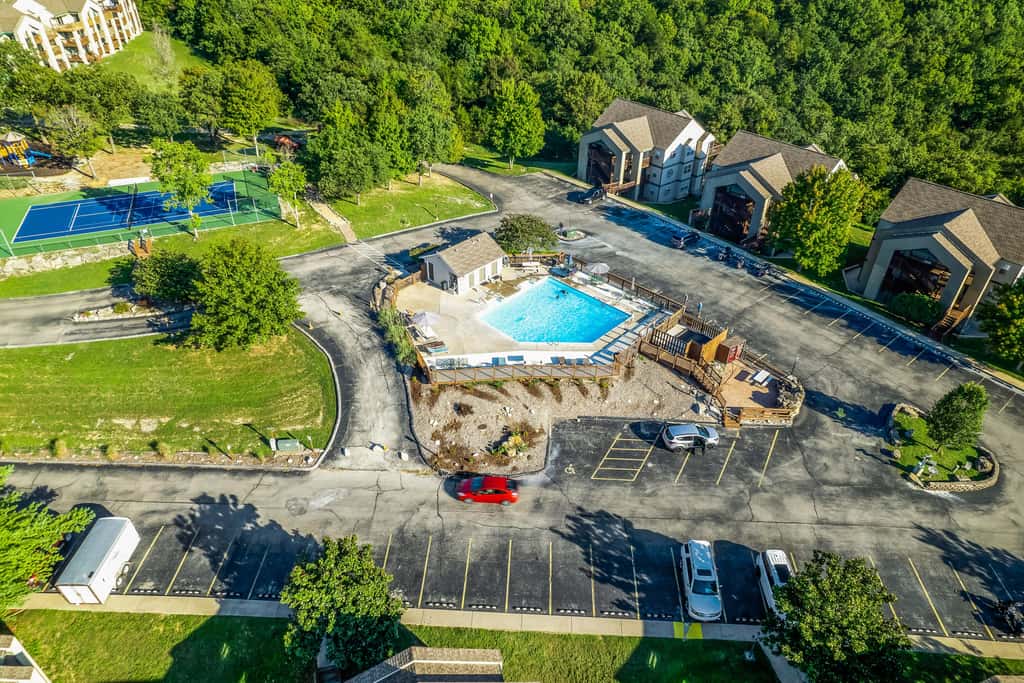 Bold 2BR Condo - MOUNTAIN VIEWS - Pool & Hot Tub