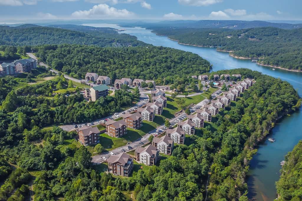 Bold 2BR Condo - MOUNTAIN VIEWS - Pool & Hot Tub