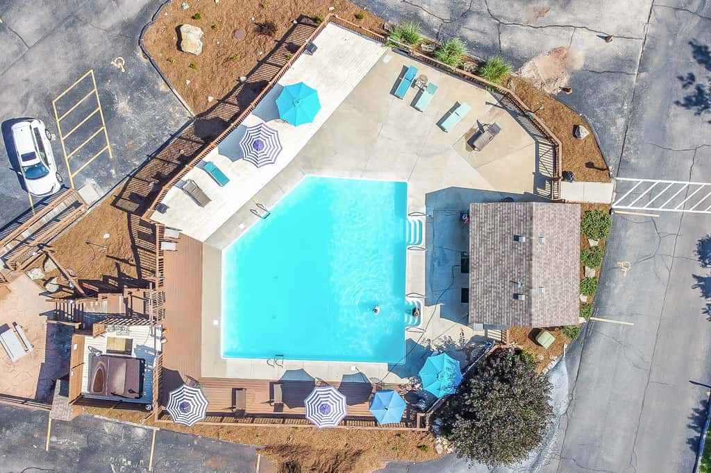 Bold 2BR Condo - MOUNTAIN VIEWS - Pool & Hot Tub