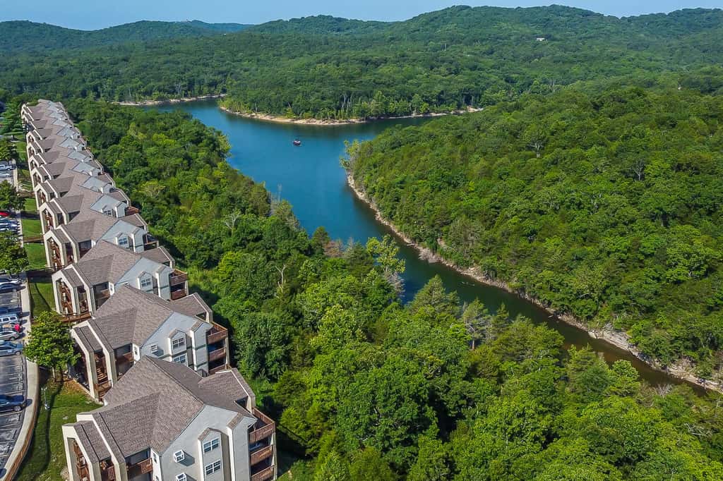 Bold 2BR Condo - MOUNTAIN VIEWS - Pool & Hot Tub