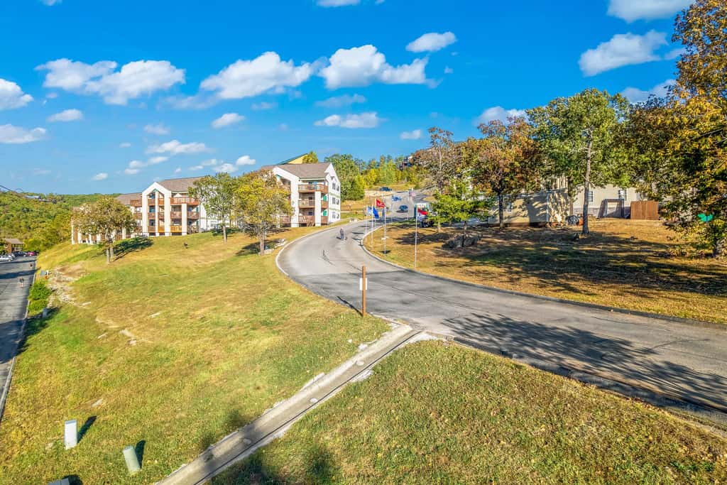 Bold 2BR Condo - MOUNTAIN VIEWS - Pool & Hot Tub