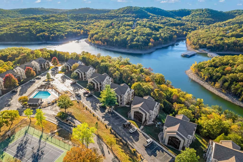 Bold 2BR Condo - MOUNTAIN VIEWS - Pool & Hot Tub