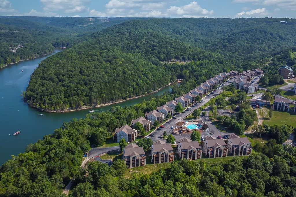 Bold 2BR Condo - MOUNTAIN VIEWS - Pool & Hot Tub