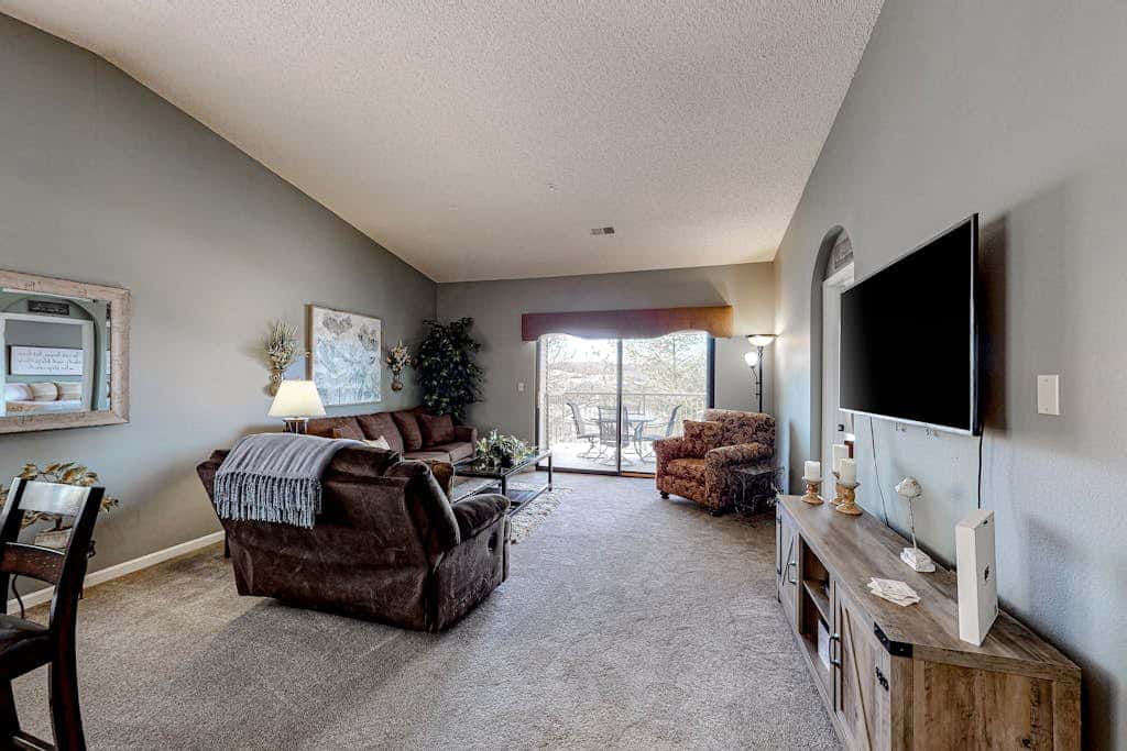 Inviting 2BR Condo - HOT TUB - Family Pool