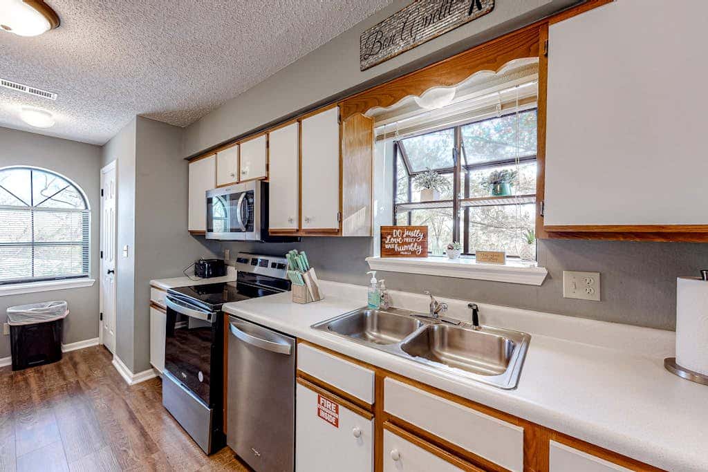 Inviting 2BR Condo - HOT TUB - Family Pool
