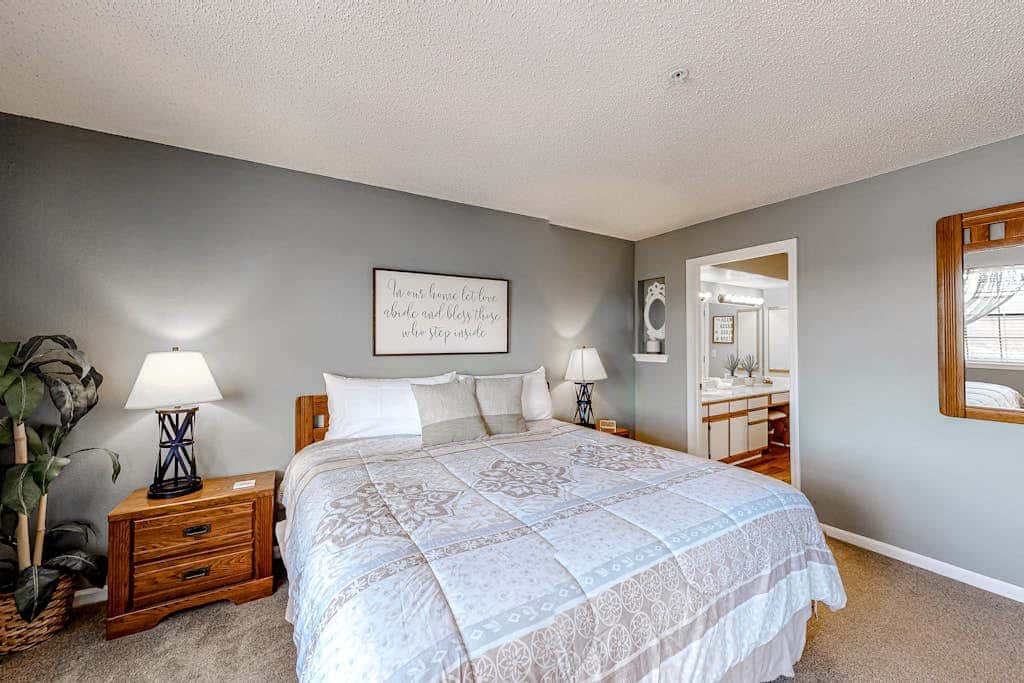 Inviting 2BR Condo - HOT TUB - Family Pool