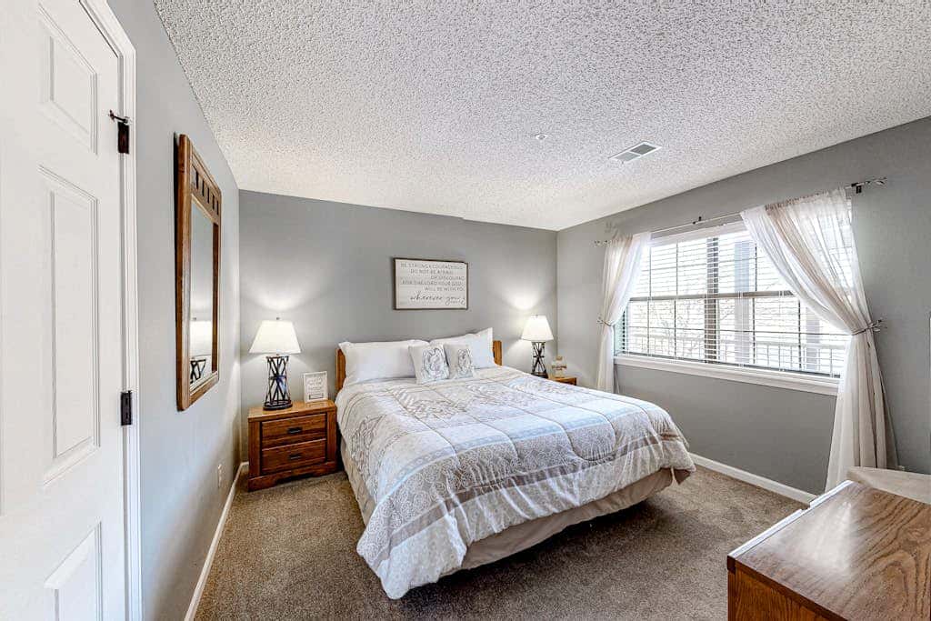 Inviting 2BR Condo - HOT TUB - Family Pool