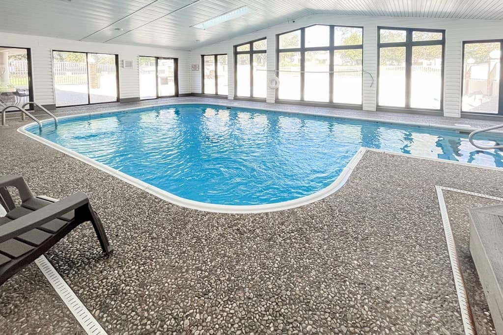 Inviting 2BR Condo - HOT TUB - Family Pool