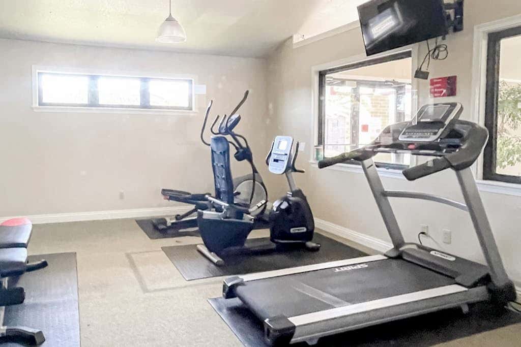 Inviting 2BR Condo - HOT TUB - Family Pool