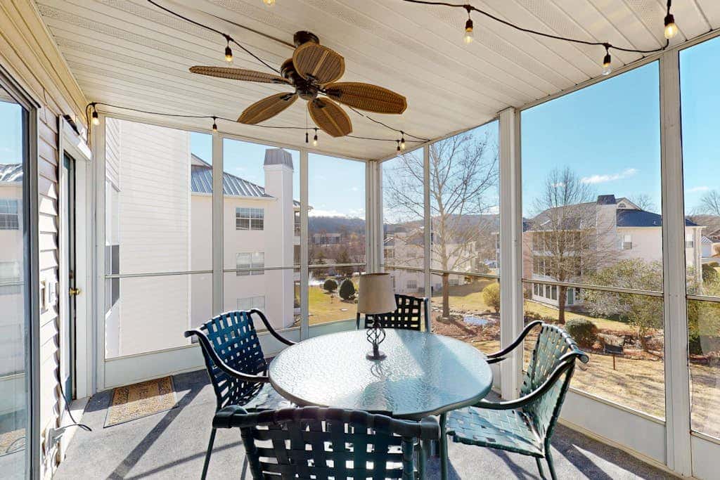 Sleek 2BR Condo - JETTED TUB - Pool & Creek Views