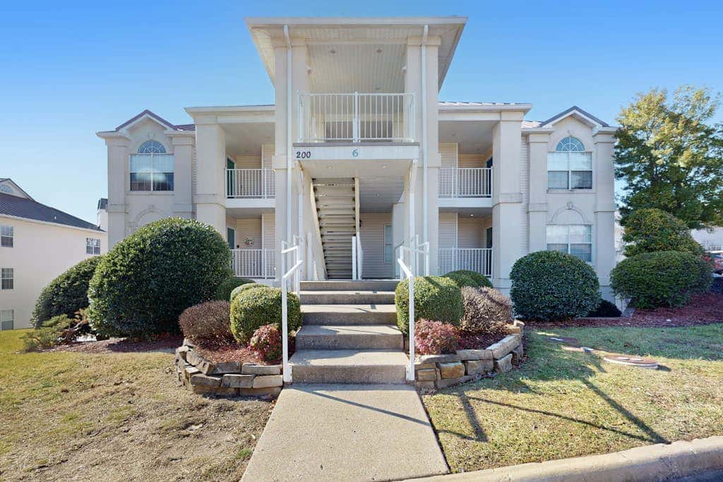 Sleek 2BR Condo - JETTED TUB - Pool & Creek Views