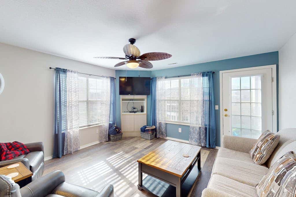 Sleek 2BR Condo - JETTED TUB - Pool & Creek Views