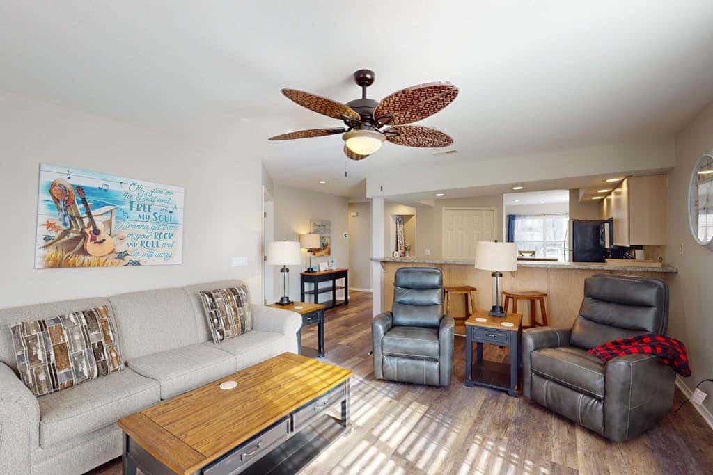 Sleek 2BR Condo - JETTED TUB - Pool & Creek Views