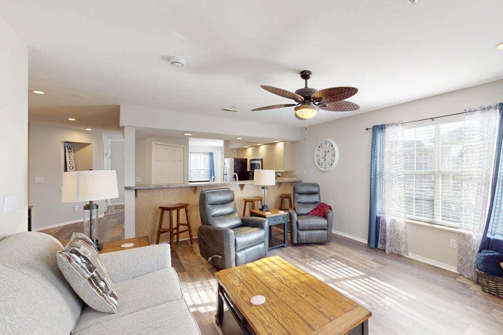 Sleek 2BR Condo - JETTED TUB - Pool & Creek Views