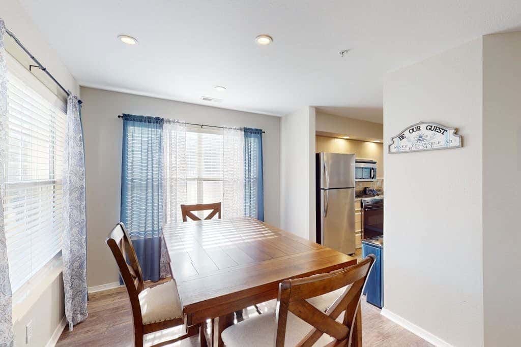Sleek 2BR Condo - JETTED TUB - Pool & Creek Views