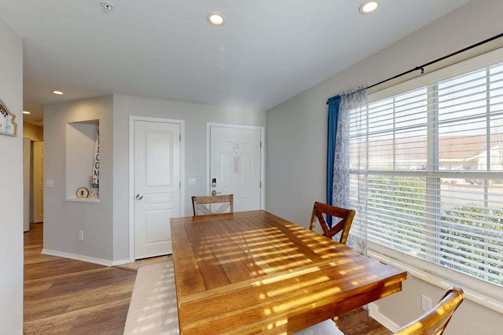 Sleek 2BR Condo - JETTED TUB - Pool & Creek Views