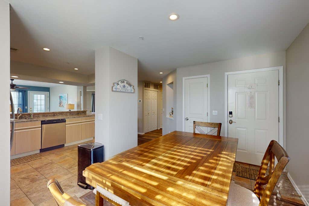 Sleek 2BR Condo - JETTED TUB - Pool & Creek Views