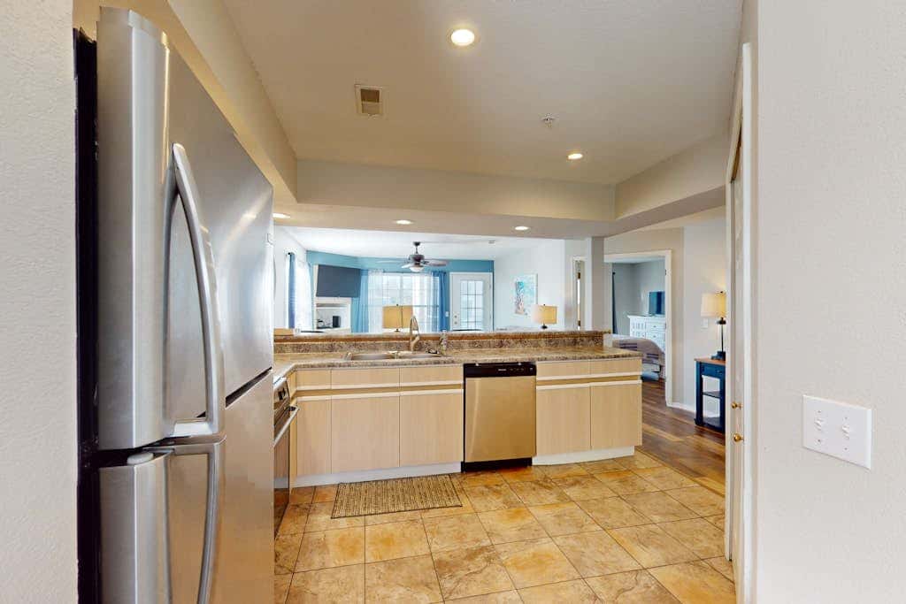 Sleek 2BR Condo - JETTED TUB - Pool & Creek Views