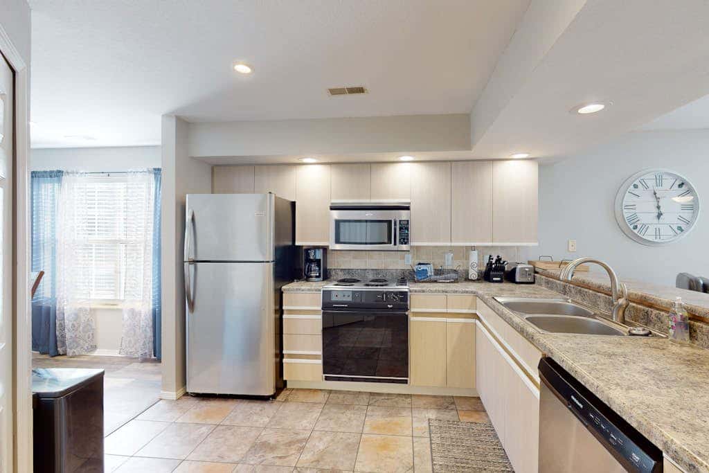 Sleek 2BR Condo - JETTED TUB - Pool & Creek Views