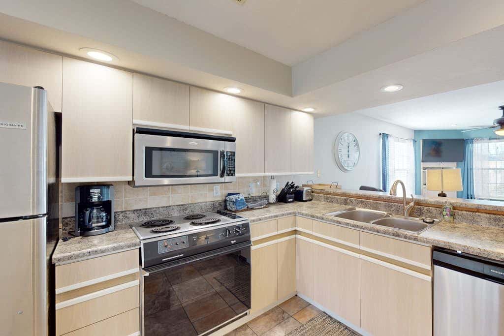 Sleek 2BR Condo - JETTED TUB - Pool & Creek Views