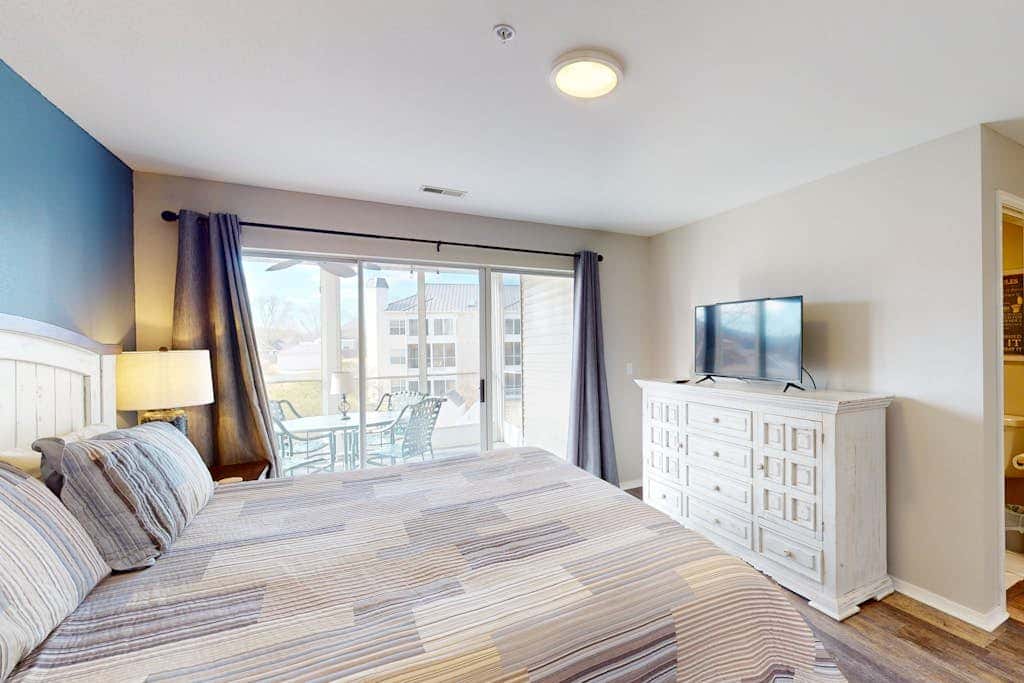 Sleek 2BR Condo - JETTED TUB - Pool & Creek Views