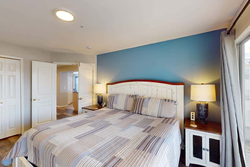 Sleek 2BR Condo - JETTED TUB - Pool & Creek Views