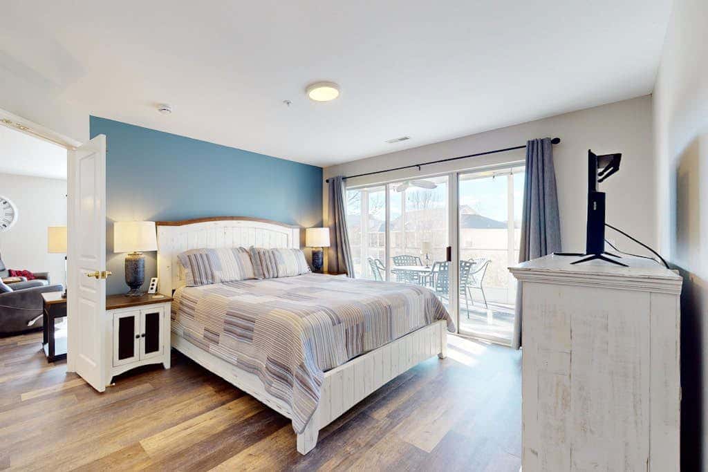 Sleek 2BR Condo - JETTED TUB - Pool & Creek Views