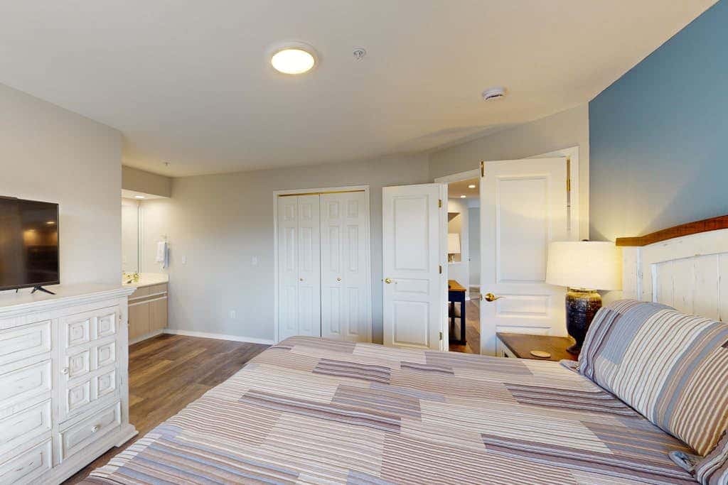 Sleek 2BR Condo - JETTED TUB - Pool & Creek Views