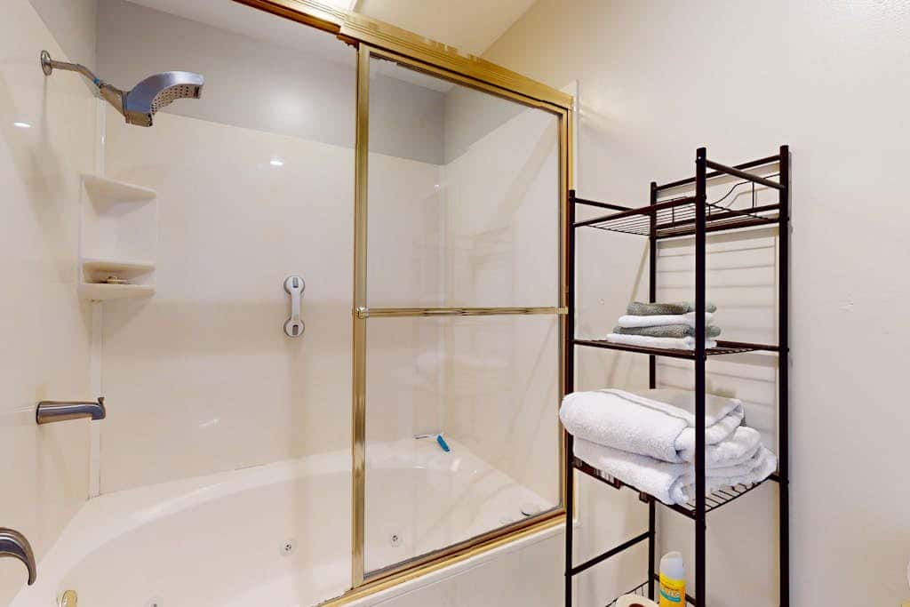 Sleek 2BR Condo - JETTED TUB - Pool & Creek Views