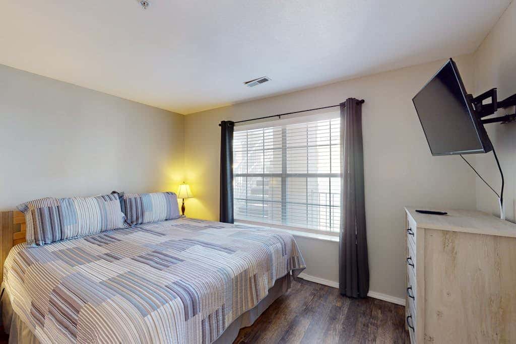 Sleek 2BR Condo - JETTED TUB - Pool & Creek Views