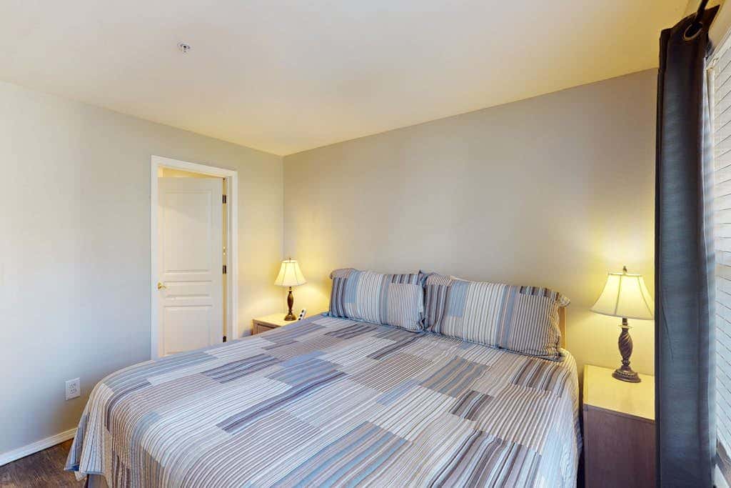 Sleek 2BR Condo - JETTED TUB - Pool & Creek Views
