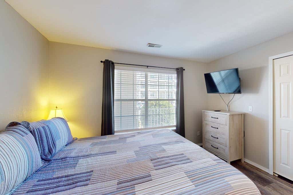 Sleek 2BR Condo - JETTED TUB - Pool & Creek Views
