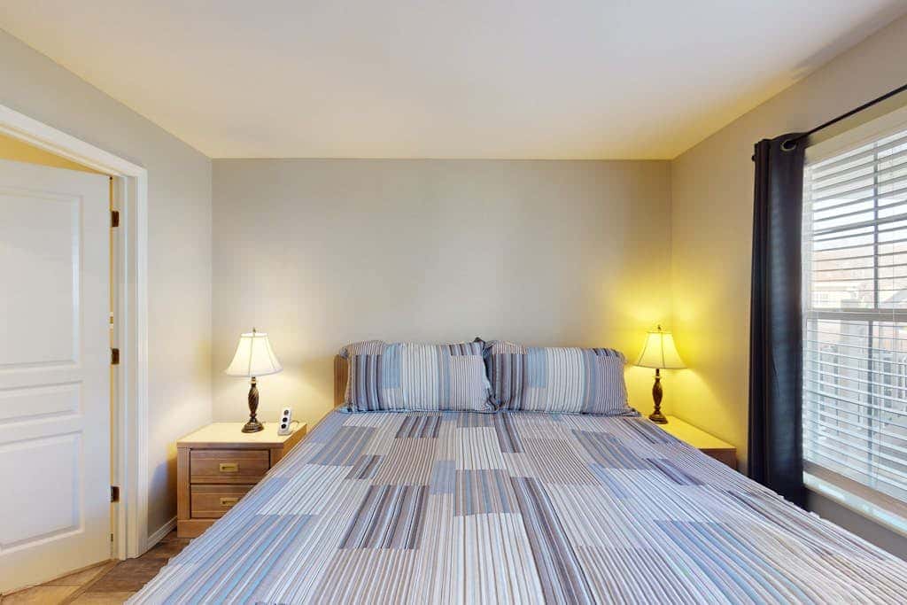 Sleek 2BR Condo - JETTED TUB - Pool & Creek Views