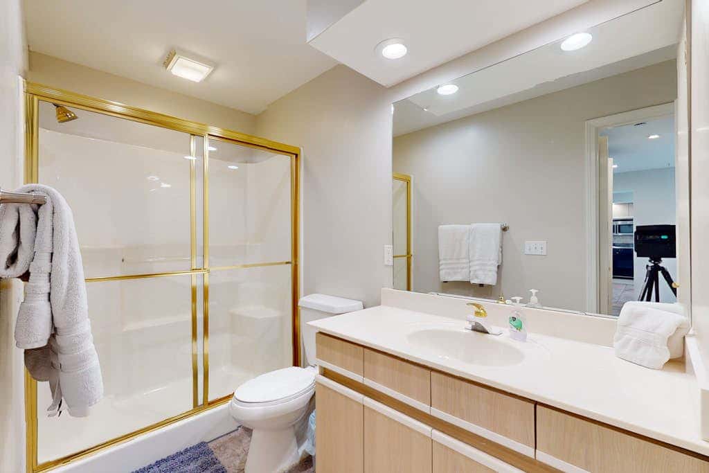 Sleek 2BR Condo - JETTED TUB - Pool & Creek Views