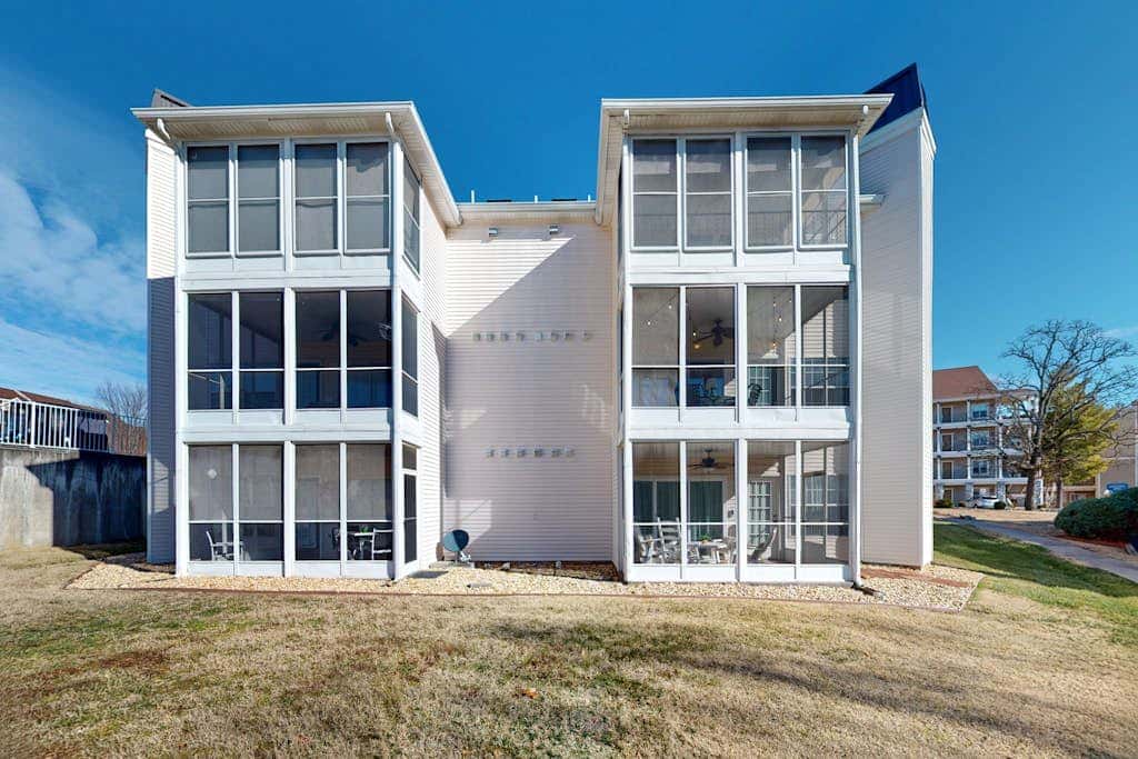 Sleek 2BR Condo - JETTED TUB - Pool & Creek Views