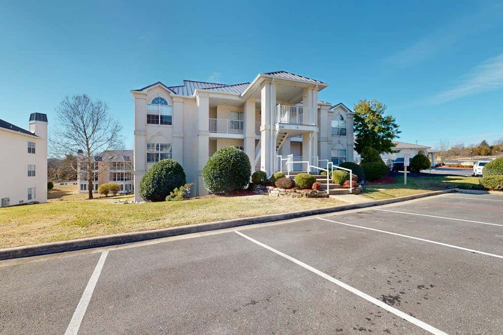 Sleek 2BR Condo - JETTED TUB - Pool & Creek Views