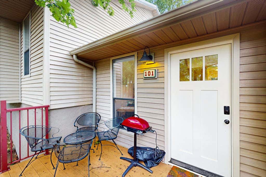 Rustic 2BR Cabin *POOL* Wooded