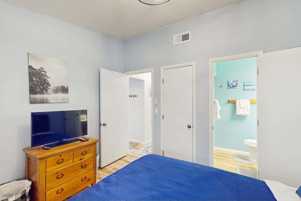 Rustic 2BR Cabin *POOL* Wooded