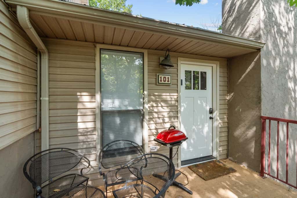 Rustic 2BR Cabin *POOL* Wooded